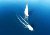 парусная яхта парусная лодка моторная лодка голубое море